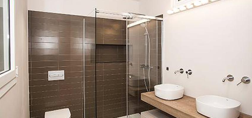 Baño Estilo moderno Color beige, marron, blanco  diseñado por grupoinventia | Arquitecto Técnico | Copyright Grupo Inventia