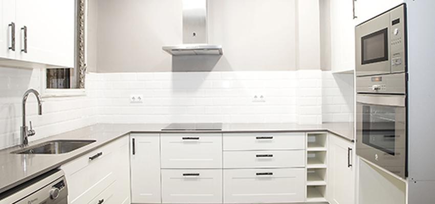 Cocina Estilo contemporaneo Color blanco, gris, gris  diseñado por grupoinventia | Arquitecto Técnico | Copyright Grupo Inventia