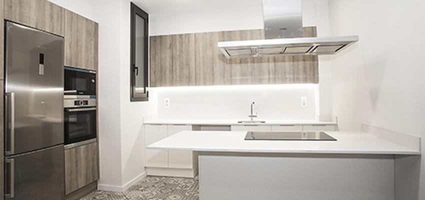 Cocina Estilo moderno Color marron, blanco, gris  diseñado por grupoinventia | Arquitecto Técnico | Copyright Grupo Inventia