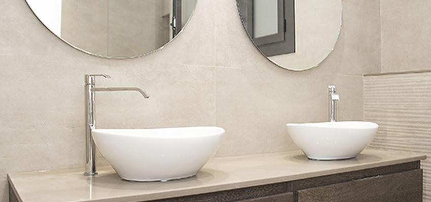 Baño Estilo moderno Color beige, marron, blanco  diseñado por grupoinventia | Arquitecto Técnico | Copyright Grupo Inventia