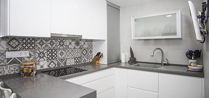 Cocina Estilo moderno Color blanco, gris, gris  diseñado por grupoinventia | Arquitecto Técnico | Copyright Grupo Inventia