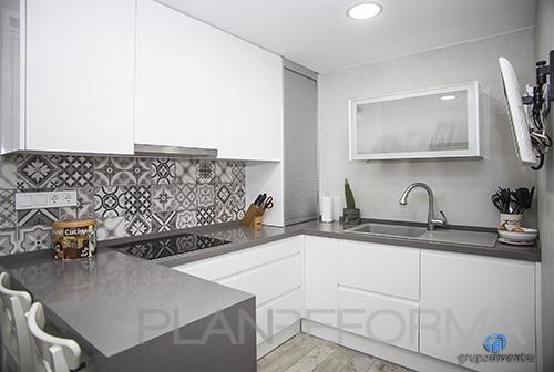 Cocina Estilo moderno Color blanco, gris, gris  diseñado por grupoinventia | Arquitecto Técnico | Copyright Grupo Inventia