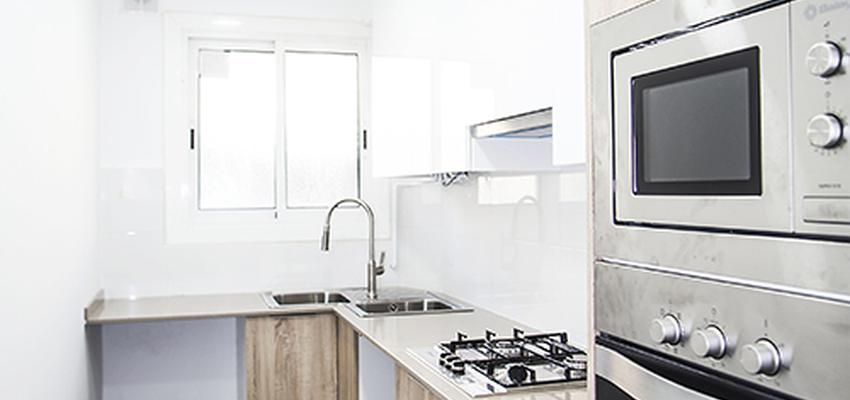 Cocina Estilo contemporaneo Color beige, blanco, gris  diseñado por grupoinventia | Arquitecto Técnico | Copyright Grupo Inventia