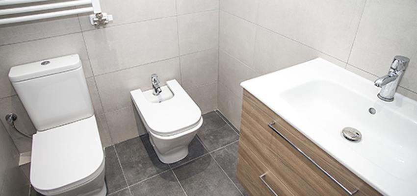 Baño Estilo contemporaneo Color marron, blanco, gris  diseñado por grupoinventia | Arquitecto Técnico | Copyright Grupo Inventia