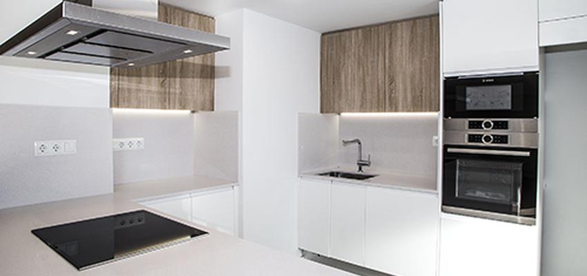Cocina Estilo contemporaneo Color marron, blanco, gris  diseñado por grupoinventia | Arquitecto Técnico | Copyright Grupo Inventia