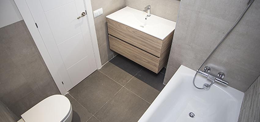 Baño Estilo contemporaneo Color marron, marron, blanco  diseñado por grupoinventia | Arquitecto Técnico | Copyright Grupo Inventia