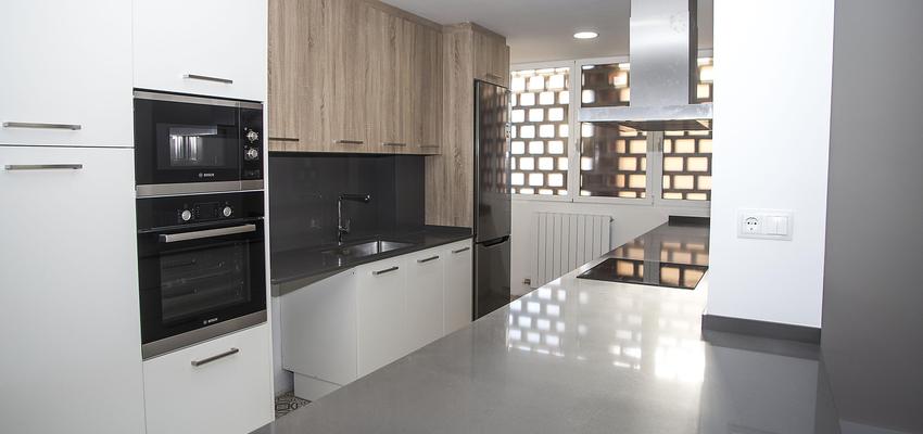 Cocina Estilo moderno Color beige, blanco, gris  diseñado por grupoinventia | Arquitecto Técnico | Copyright Grupo Inventia