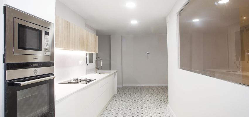 Cocina Estilo contemporaneo Color beige, blanco, gris  diseñado por grupoinventia | Arquitecto Técnico | Copyright Grupo Inventia