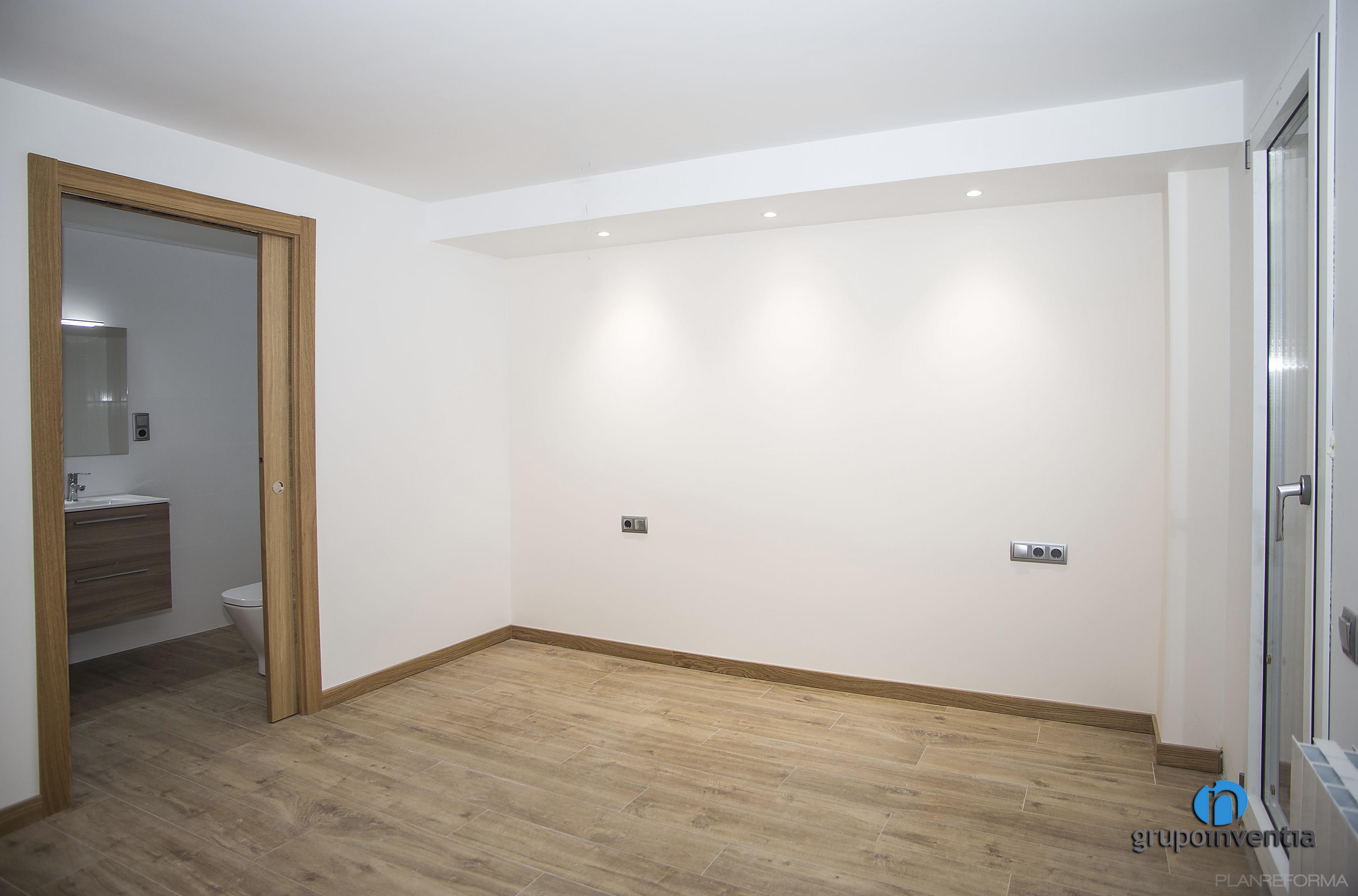 Dormitorio Estilo contemporaneo Color beige, marron, blanco  diseñado por grupoinventia | Arquitecto Técnico | Copyright Grupo Inventia