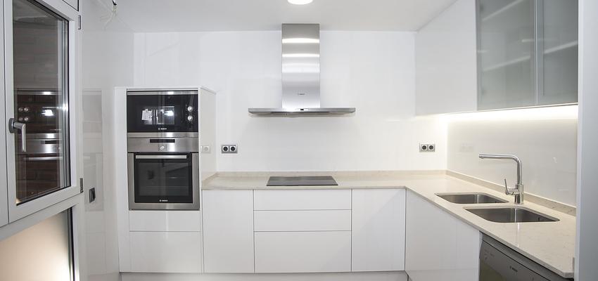 Cocina Estilo contemporaneo Color marron, blanco, gris  diseñado por grupoinventia | Arquitecto Técnico | Copyright Grupo Inventia