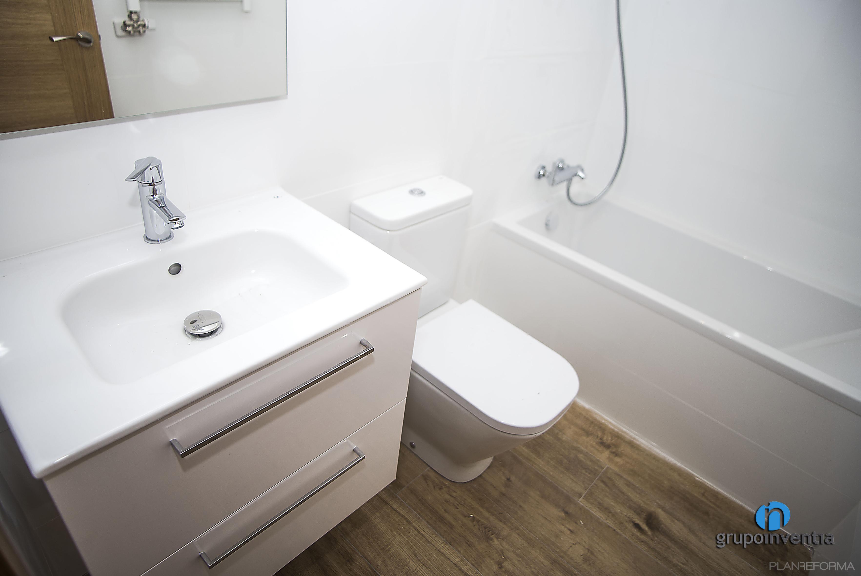 Baño Estilo contemporaneo Color beige, marron, blanco  diseñado por grupoinventia | Arquitecto Técnico | Copyright Grupo Inventia