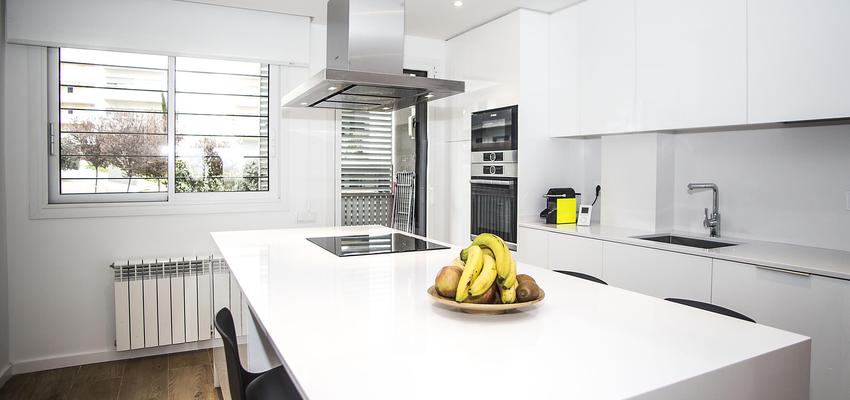 Cocina Estilo moderno Color marron, blanco, gris  diseñado por grupoinventia | Arquitecto Técnico | Copyright Grupo Inventia