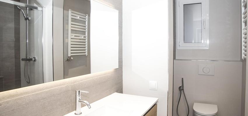 Baño Estilo contemporaneo Color marron, blanco, gris  diseñado por grupoinventia | Arquitecto Técnico | Copyright Grupo Inventia