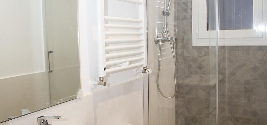 Baño Estilo contemporaneo Color beige, blanco, gris  diseñado por grupoinventia | Arquitecto Técnico | Copyright Grupo Inventia