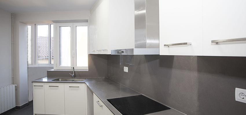 Cocina Estilo contemporaneo Color blanco, gris, negro  diseñado por grupoinventia | Arquitecto Técnico | Copyright Grupo Inventia