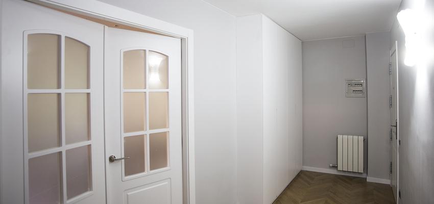 Recibidor Estilo tradicional Color marron, blanco, gris  diseñado por grupoinventia | Arquitecto Técnico | Copyright Grupo Inventia