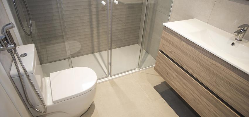 Baño Estilo moderno Color beige, marron, blanco  diseñado por grupoinventia | Arquitecto Técnico | Copyright Grupo Inventia