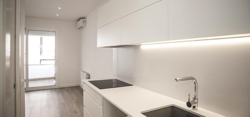 Cocina Estilo mediterraneo Color beige, blanco, gris  diseñado por grupoinventia | Arquitecto Técnico | Copyright Grupo Inventia