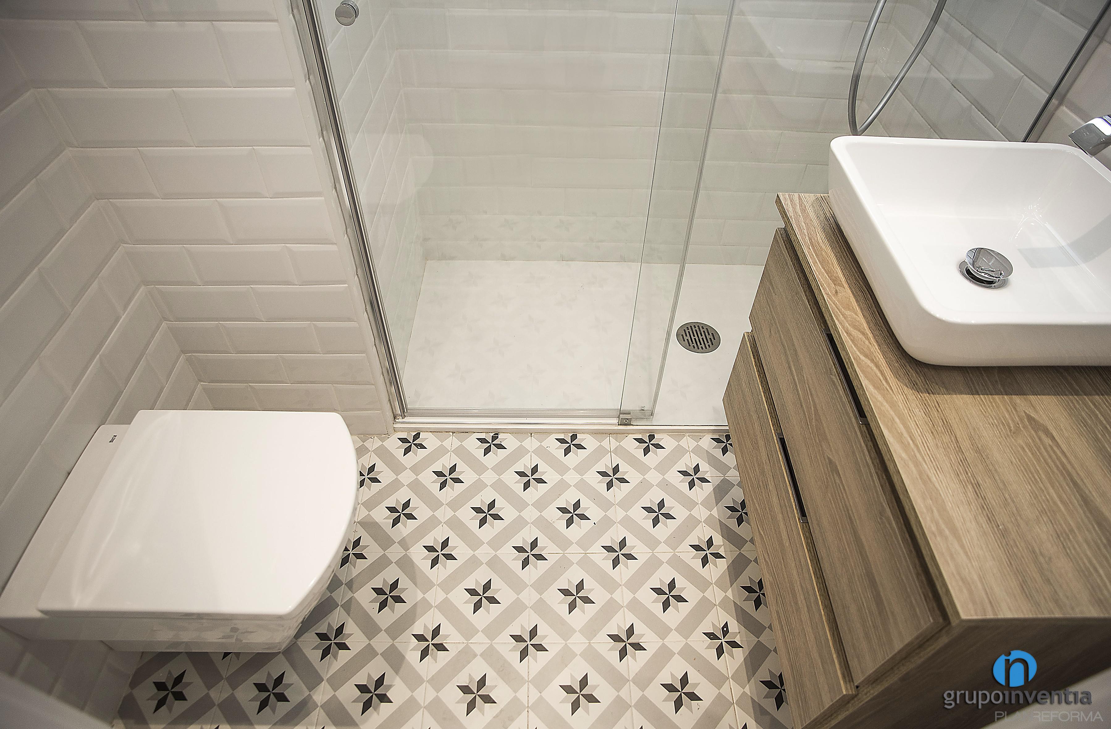 Baño Estilo mediterraneo Color marron, blanco, gris  diseñado por grupoinventia | Arquitecto Técnico | Copyright Grupo Inventia