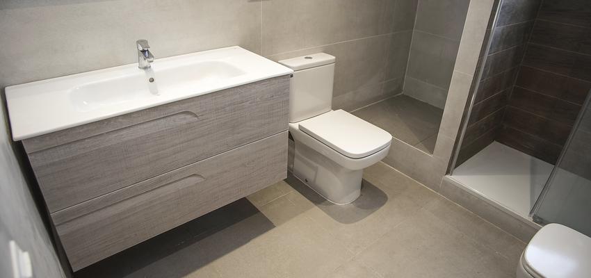 Baño Estilo mediterraneo Color marron, blanco, gris  diseñado por grupoinventia | Arquitecto Técnico | Copyright Grupo Inventia