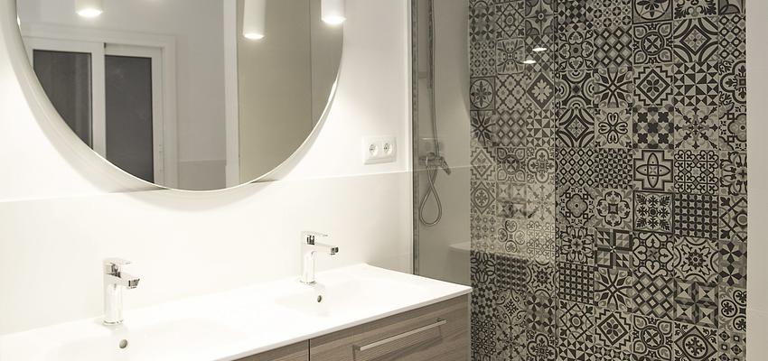 Baño Estilo contemporaneo Color beige, marron, blanco  diseñado por grupoinventia | Arquitecto Técnico | Copyright Grupo Inventia
