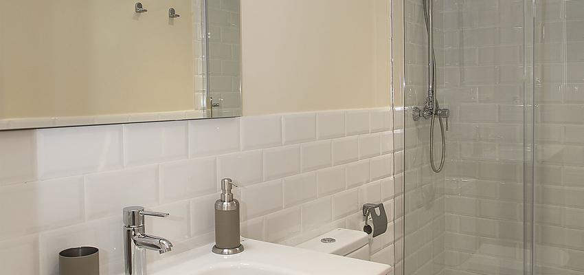 Baño Estilo moderno Color amarillo, marron, blanco  diseñado por grupoinventia | Arquitecto Técnico | Copyright Grupo Inventia