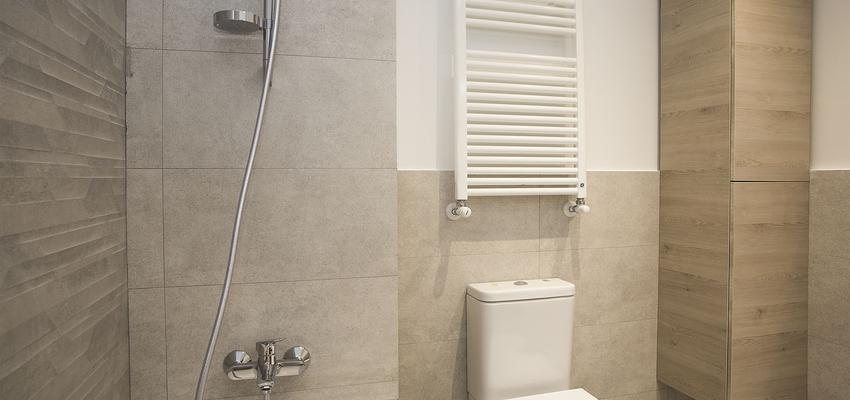 Baño Estilo contemporaneo Color beige, marron, blanco  diseñado por grupoinventia | Arquitecto Técnico | Copyright Grupo Inventia