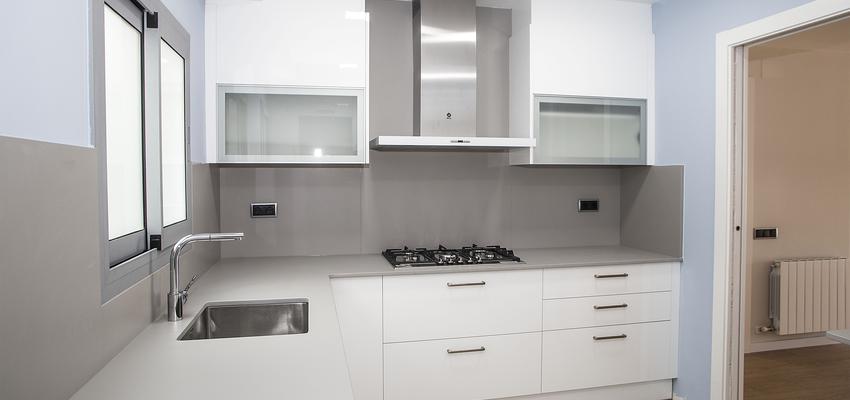Cocina Estilo contemporaneo Color azul cielo, blanco, gris  diseñado por grupoinventia | Arquitecto Técnico | Copyright Grupo Inventia
