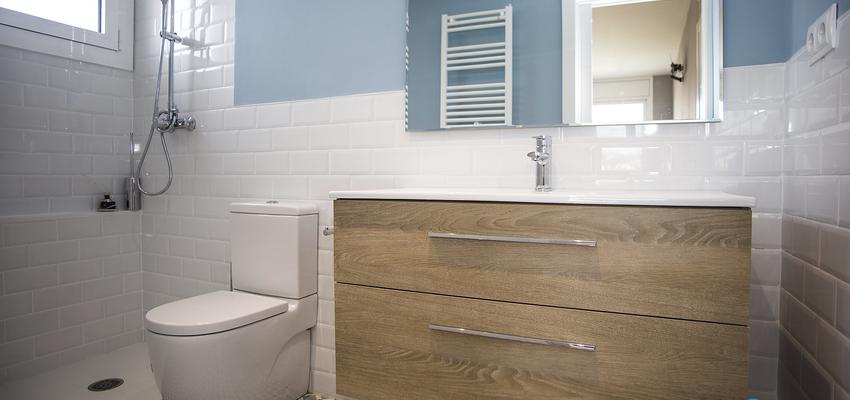 Baño Estilo moderno Color azul cielo, marron, blanco  diseñado por grupoinventia | Arquitecto Técnico | Copyright Grupo Inventia