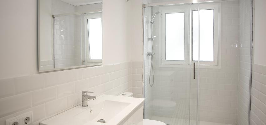 Baño Estilo moderno Color beige, blanco, gris  diseñado por grupoinventia | Arquitecto Técnico | Copyright Grupo Inventia