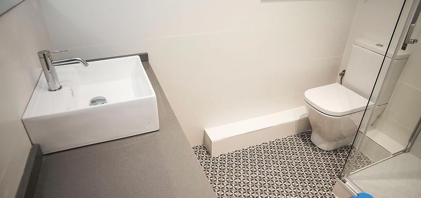 Baño Estilo contemporaneo Color blanco, gris, gris  diseñado por grupoinventia | Arquitecto Técnico | Copyright Grupo Inventia