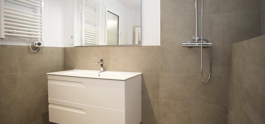 Baño Estilo moderno Color beige, blanco, gris  diseñado por grupoinventia | Arquitecto Técnico | Copyright Grupo Inventia