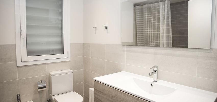 Baño Estilo contemporaneo Color beige, marron, blanco  diseñado por grupoinventia | Arquitecto Técnico | Copyright Grupo Inventia