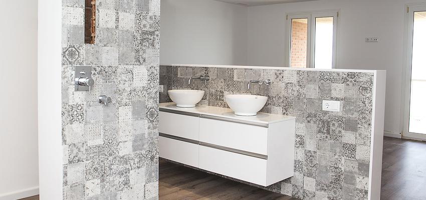 Baño, Dormitorio Estilo moderno Color marron, blanco, gris  diseñado por grupoinventia | Arquitecto Técnico | Copyright Grupo Inventia