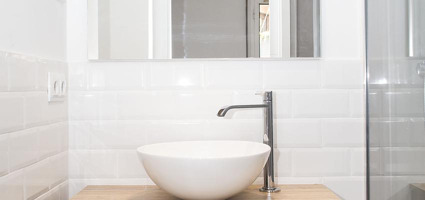 Baño Estilo contemporaneo Color marron, blanco, gris  diseñado por grupoinventia | Arquitecto Técnico | Copyright Grupo Inventia