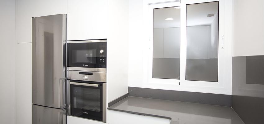 Cocina Estilo contemporaneo Color blanco, gris, gris  diseñado por grupoinventia | Arquitecto Técnico | Copyright Grupo Inventia