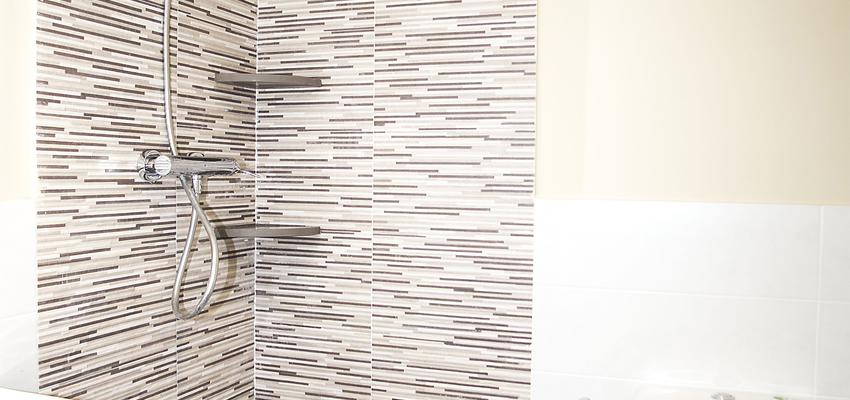 Baño Estilo contemporaneo Color amarillo, blanco, gris  diseñado por grupoinventia | Arquitecto Técnico | Copyright Grupo Inventia
