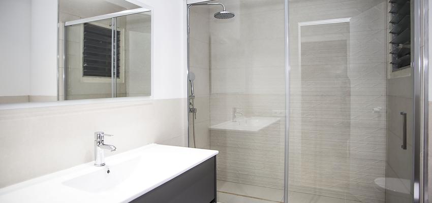 Baño Estilo contemporaneo Color azul oscuro, beige, blanco  diseñado por grupoinventia | Arquitecto Técnico | Copyright Grupo Inventia