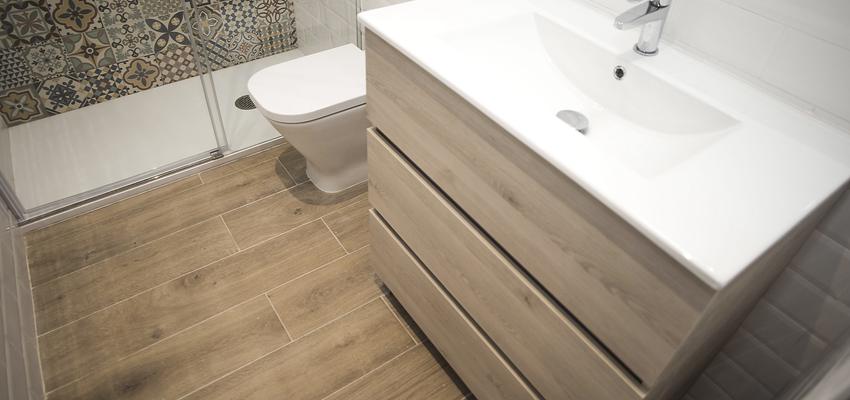 Baño Estilo contemporaneo Color beige, marron, blanco  diseñado por grupoinventia | Arquitecto Técnico | Copyright Grupo Inventia