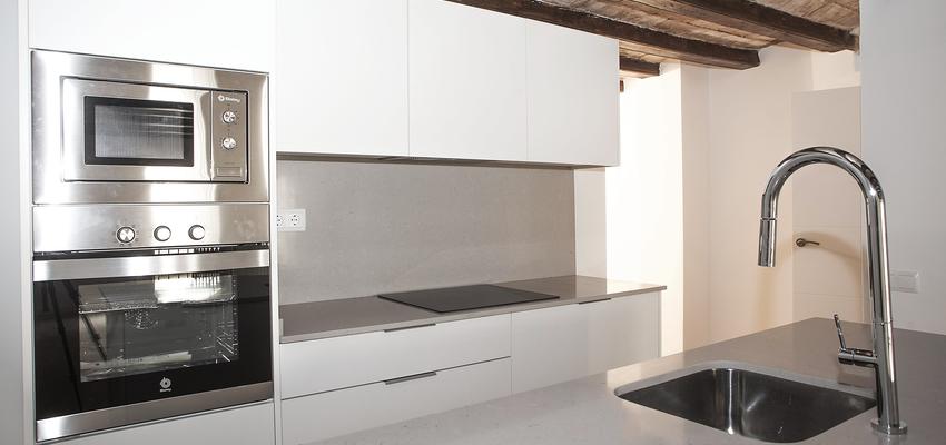 Cocina Estilo rustico Color blanco, gris, gris  diseñado por grupoinventia | Arquitecto Técnico | Copyright Grupo Inventia