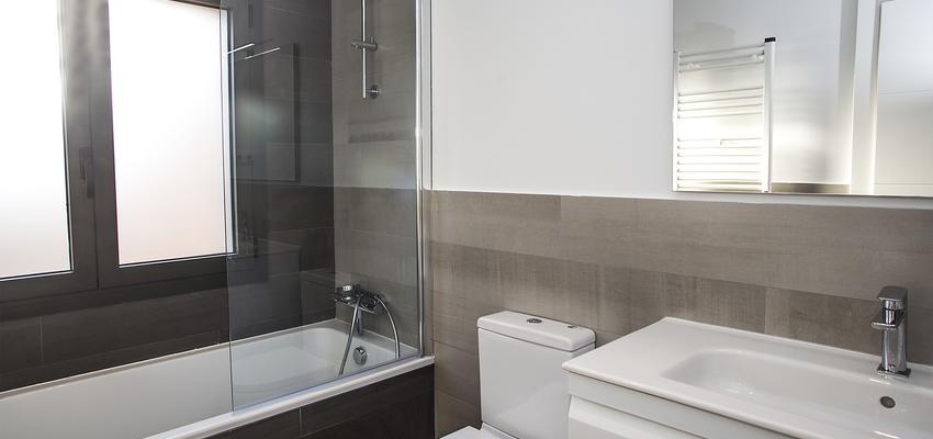 Baño Estilo moderno Color beige, blanco, gris  diseñado por grupoinventia | Arquitecto Técnico | Copyright Grupo Inventia