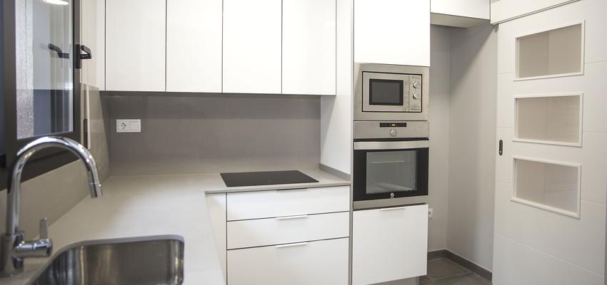 Cocina Estilo moderno Color beige, blanco, gris  diseñado por grupoinventia | Arquitecto Técnico | Copyright Grupo Inventia