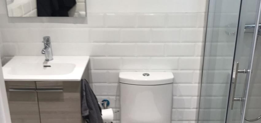 Baño Estilo contemporaneo Color beige, marron, blanco  diseñado por grupoinventia | Arquitecto Técnico | Copyright Grupo Inventia