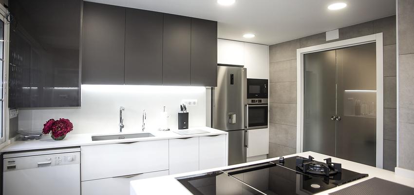 Cocina Estilo contemporaneo Color beige, blanco, gris  diseñado por grupoinventia | Arquitecto Técnico | Copyright Grupo Inventia