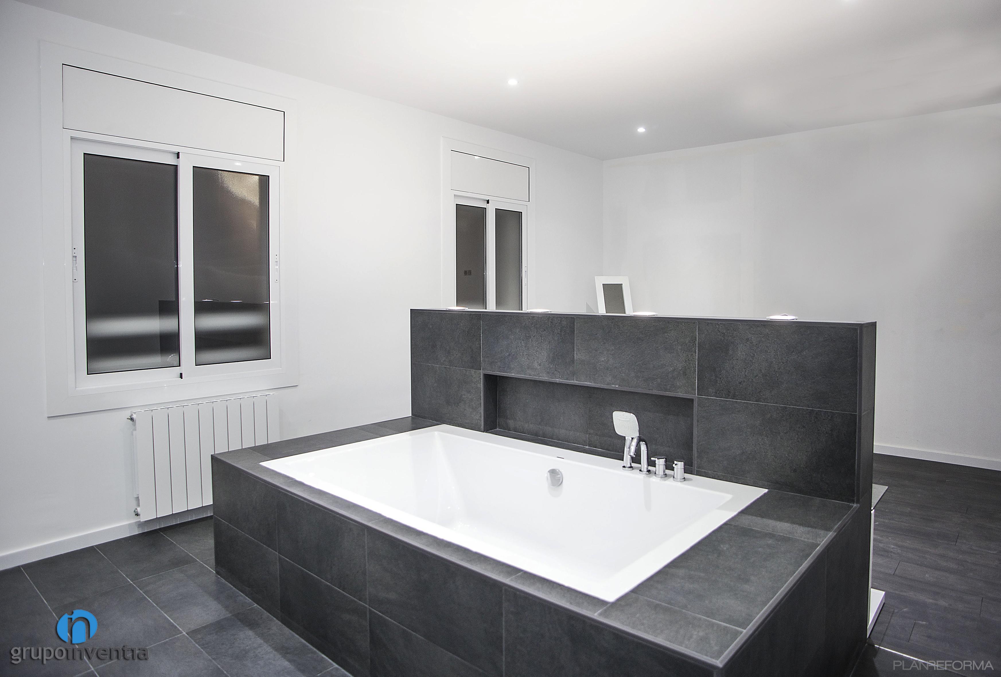 Dormitorio Estilo moderno Color blanco, gris, negro  diseñado por grupoinventia | Arquitecto Técnico | Copyright Grupo Inventia