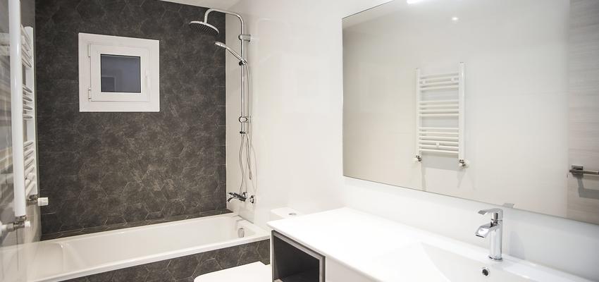 Baño Estilo mediterraneo Color blanco, gris, negro  diseñado por grupoinventia | Arquitecto Técnico | Copyright Grupo Inventia