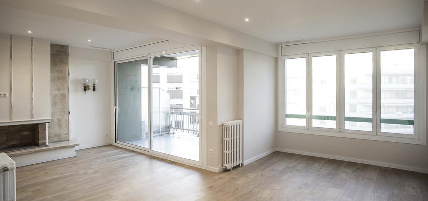 Salon Estilo contemporaneo Color beige, marron, blanco  diseñado por grupoinventia | Arquitecto Técnico | Copyright Grupo Inventia