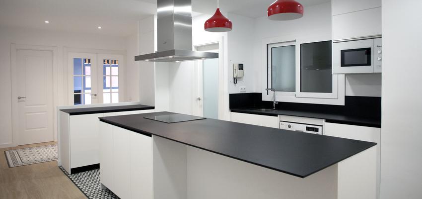 Cocina Estilo contemporaneo Color blanco, gris, negro  diseñado por grupoinventia | Arquitecto Técnico | Copyright Grupo Inventia