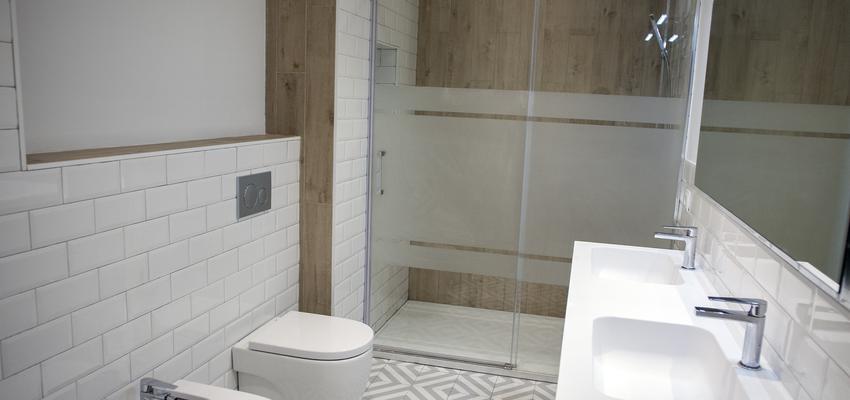 Baño Estilo contemporaneo Color marron, blanco, gris  diseñado por grupoinventia | Arquitecto Técnico | Copyright Grupo Inventia
