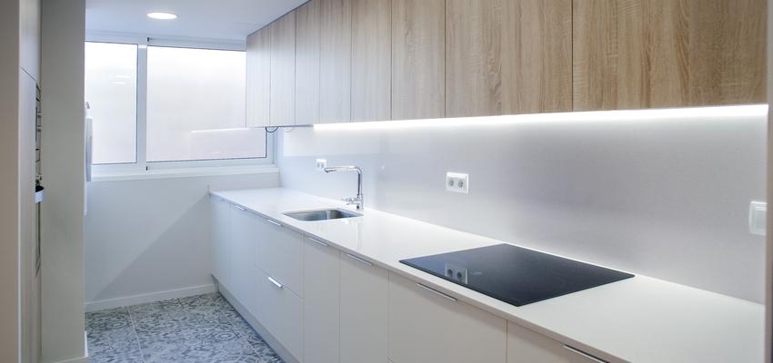 Cocina Estilo contemporaneo Color beige, marron, blanco  diseñado por grupoinventia | Arquitecto Técnico | Copyright Grupo Inventia